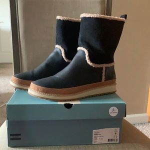 Water resistant leather/suede winter boots